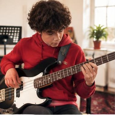Basgitaar tijdens muziekles